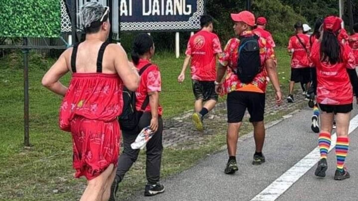 Dos hombres extranjeros multados por comportamiento "indecente" en una carrera divertida no autorizada en Johor que atrajo a miles de personas
