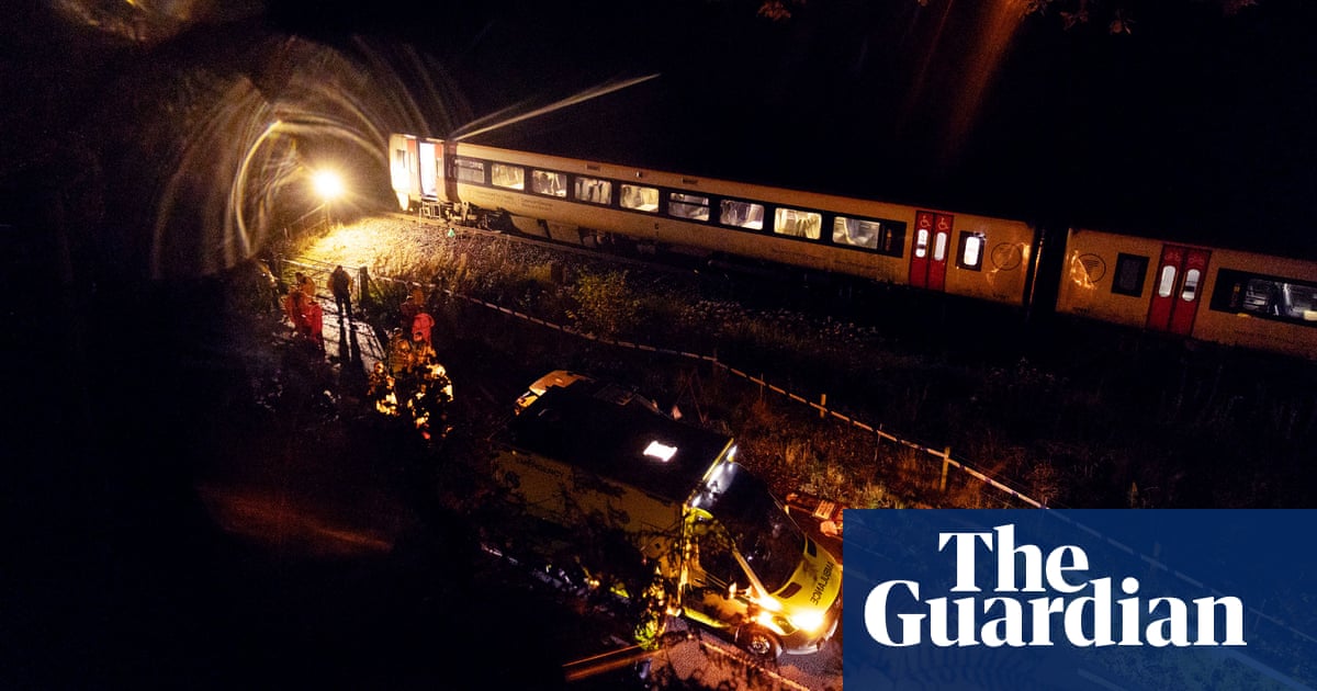 Dos trenes chocan en Gales, dejando un muerto y 15 heridos
