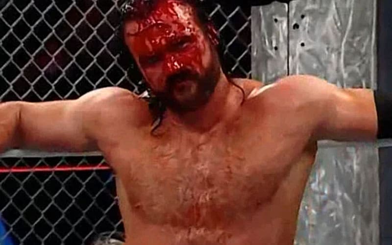 Drew McIntyre golpeado después de un infierno brutal en una lucha celular contra CM Punk en WWE Bad Blood
