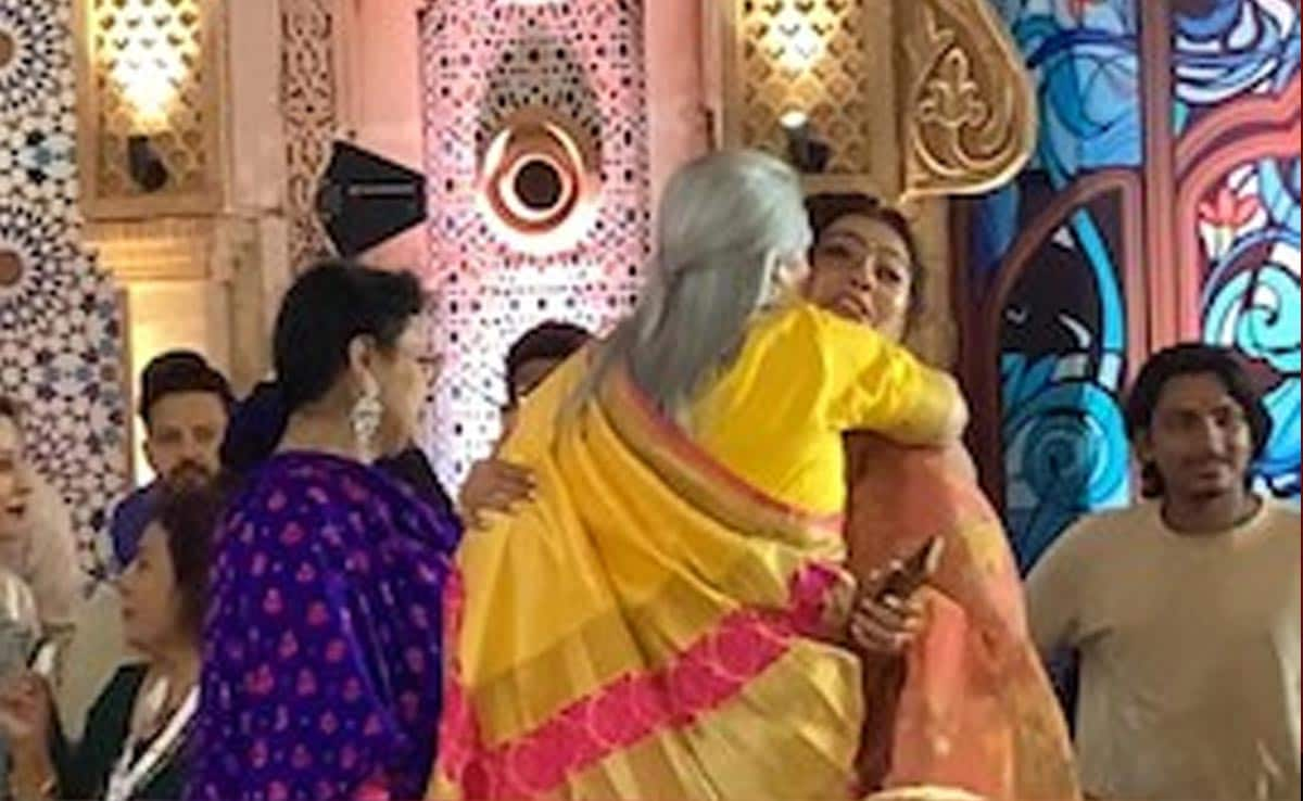 Durga Puja 2024: Jaya Bachchan besa a Kajol en las mejillas
