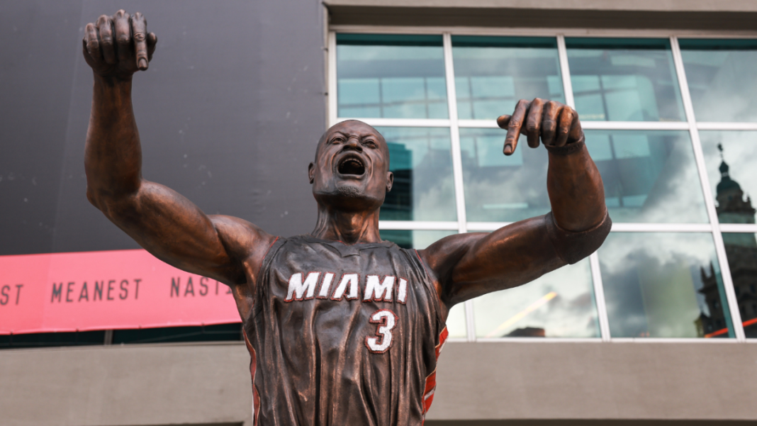 Dwyane Wade se toma el camino correcto al ridiculizar su estatua: 