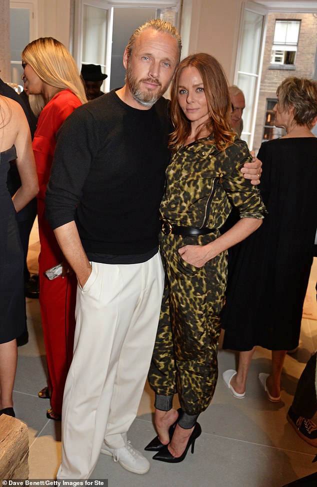 Alasdhair Willis (izquierda) y Stella McCartney asisten al lanzamiento de la tienda insignia de Stella McCartney Global en Old Bond Street en 2018.