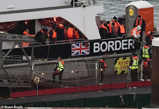 El Ministerio del Interior está buscando empresas privadas para gestionar el Western Jet Foil en Dover, donde se ve llegar a los inmigrantes el sábado.