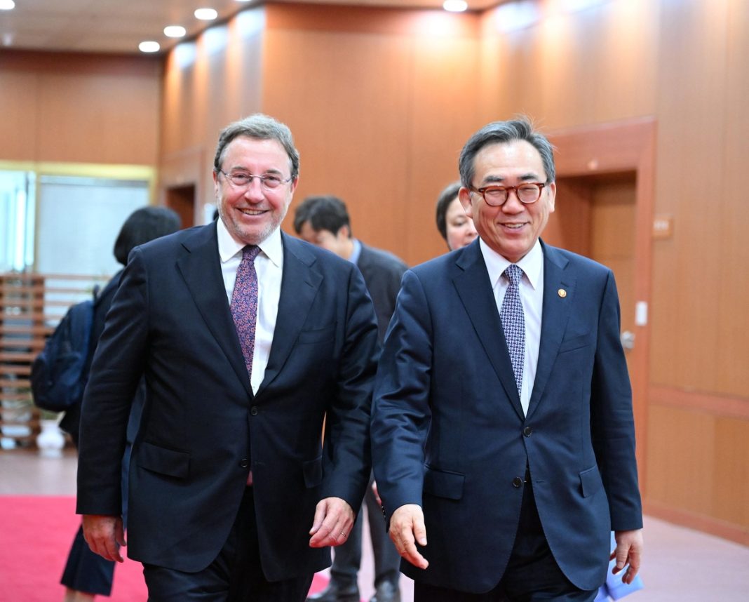 FM Cho discusses S. Korea's cooperation efforts with U.N. development agency chief