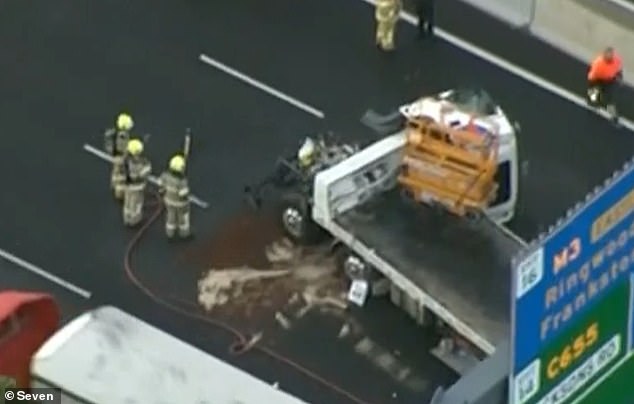 Un accidente de varios automóviles en la autopista Monash Freeway cerró todos los carriles de tráfico de salida en la autopista Monash Freeway desde Wellington Road hasta Jackson Road a las 6 am del sábado.