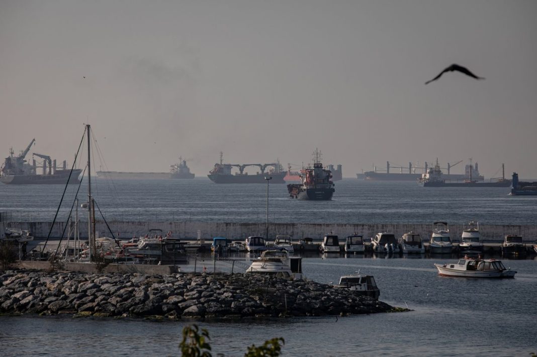 El ataque ruso a Odesa daña un barco civil extranjero y se reportan víctimas
