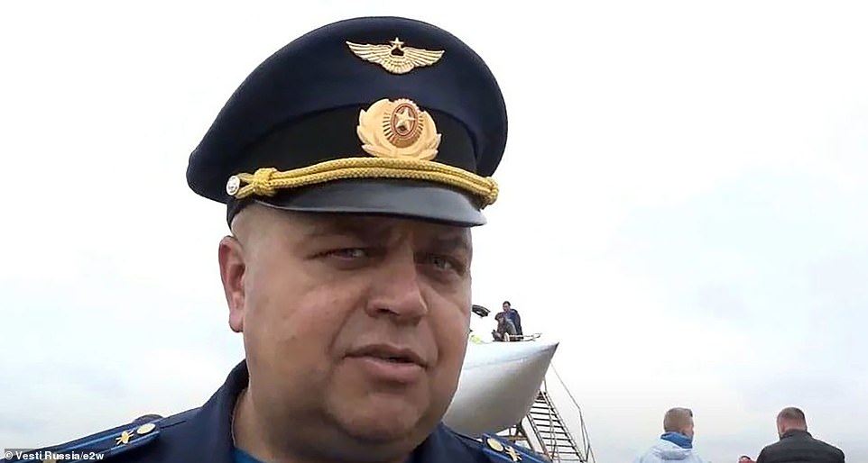 Un comandante de la fuerza aérea rusa, acusado de un devastador ataque contra un centro comercial ucraniano, fue encontrado muerto a golpes con un martillo. El coronel Dmitry Golenkov, un alto oficial del 52º regimiento de bombarderos pesados ​​de Rusia, ha sido eliminado con un 