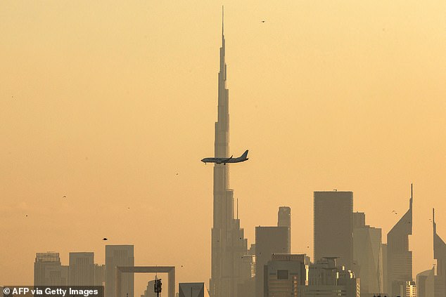 Los vuelos hacia y desde Dubai (en la foto) han sido cancelados hoy y mañana en medio de temores de que Israel pueda lanzar un ataque con misiles contra Irán.