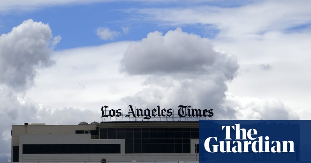 El editor del LA Times dimite después de que el propietario rechazara el respaldo presidencial
