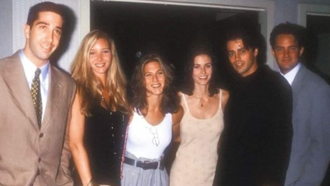 El elenco de FRIENDS recuerda a Matthew Perry en el primer aniversario de su muerte; comparte fotos nunca vistas de sus días en el programa
