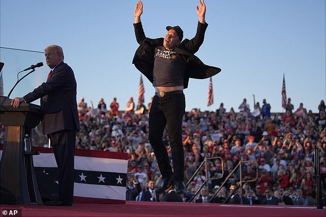 Elon Musk salta al escenario mientras el expresidente Donald Trump, candidato presidencial republicano, habla en un mitin de campaña en el Butler Farm Show, el sábado 5 de octubre de 2024, en Butler, Pensilvania.