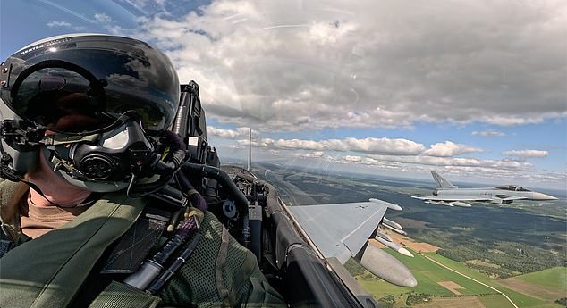 La OTAN dijo que dos aviones, un JAS Gripen sueco y un Eurofighter Typhoon alemán, que fueron enviados desde sus respectivas bases se vieron obligados a identificar y escoltar a un Ilyushin Il-20 ruso.