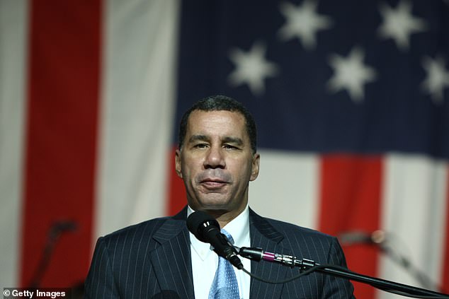 El exgobernador de Nueva York David Paterson fue salvajemente atacado por un trío de adolescentes después de que él y su hijo intentaran impedirles subir por una escalera de incendios en Manhattan.