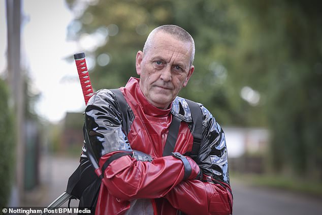 Mark Spaven, de 59 años, se siente tan frustrado con los conductores que aceleran en su carretera que planea disfrazarse de Deadpool para detenerlos.