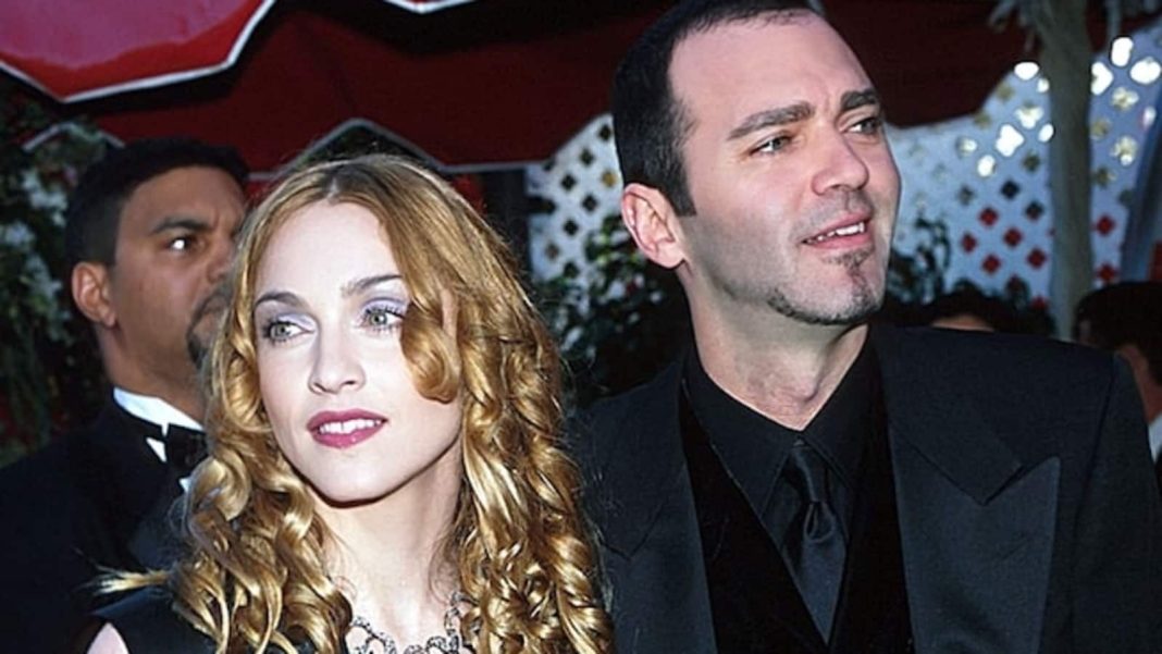 El hermano menor de Madonna, Christopher Ciccone, muere a los 63 años pocas semanas después de una devastadora pérdida familiar
