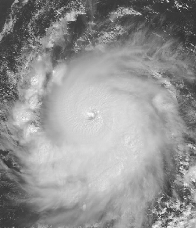 El Centro Nacional de Huracanes (NHC) emitió el aviso el miércoles, ubicando la tormenta a unas 500 millas al suroeste de la península de Baja California en México.