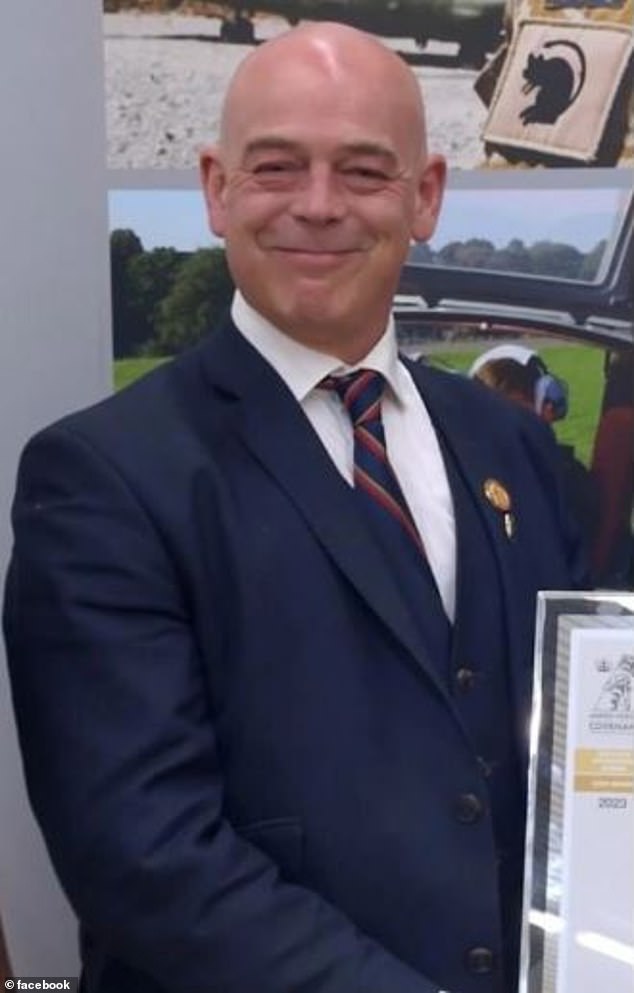 Cllr Brackenridge ha sido fotografiado anteriormente con una insignia para los veteranos de la guerra de Irak de 1990 a 1991 y una corbata del Royal Marines Corps.