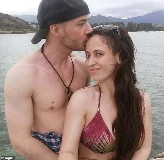 Ahora se sospecha que Timothy Murphy Johnson, de 40 años, quien fue apodado 'el marido más amable de Estados Unidos' en 2015 por un dulce mensaje que le dejó a su esposa Molly (en la foto), tuvo algo que ver con su muerte en 2017.