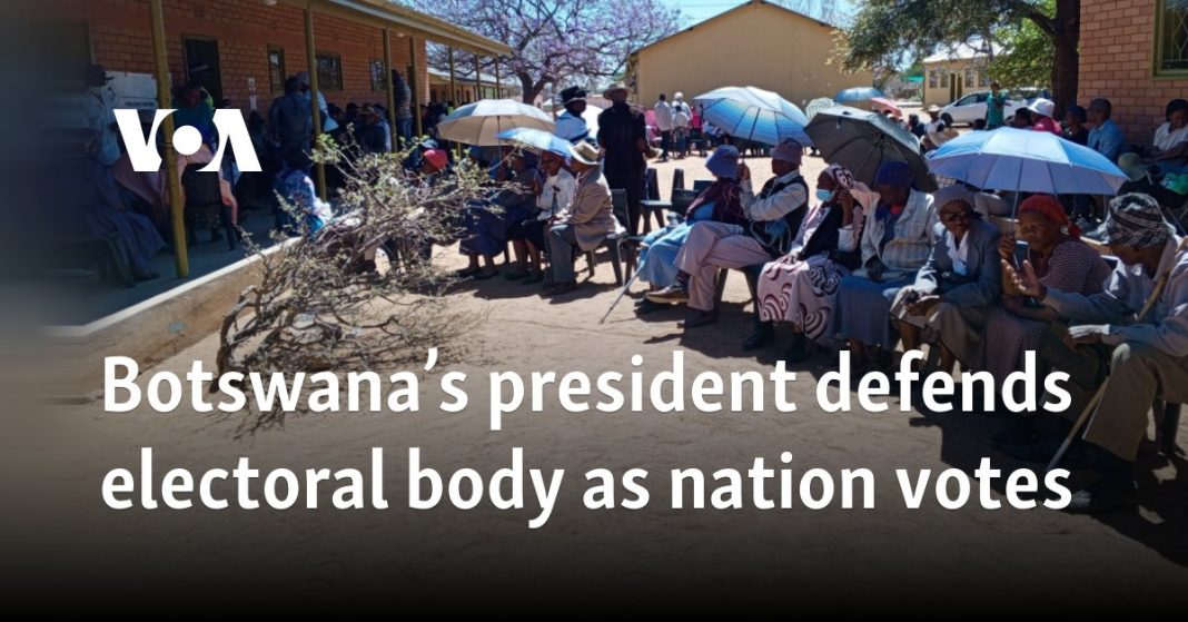 El presidente de Botswana defiende el organismo electoral mientras la nación vota
