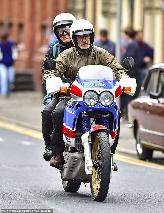 Daniel Day-Lewis fotografiado con Sean Bean filmando escenas en Manchester para su nueva película Anemone