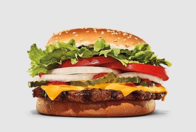 El Burger King Whopper contiene cebolla, aunque todavía no hay indicios de que la gente se haya enfermado por comer en un Burger King.