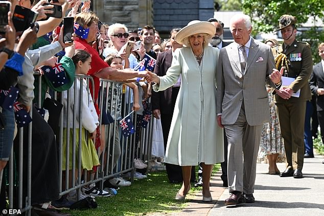 El Rey y la Reina brillaron bajo el sol cuando llegaron a un servicio religioso en su primer día completo de compromisos en Australia.