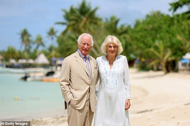 El Palacio de Buckingham también publicó nuevas fotografías del rey Carlos y la reina Camilla disfrutando de un paseo por la playa en Samoa, luciendo alegres y relajados.