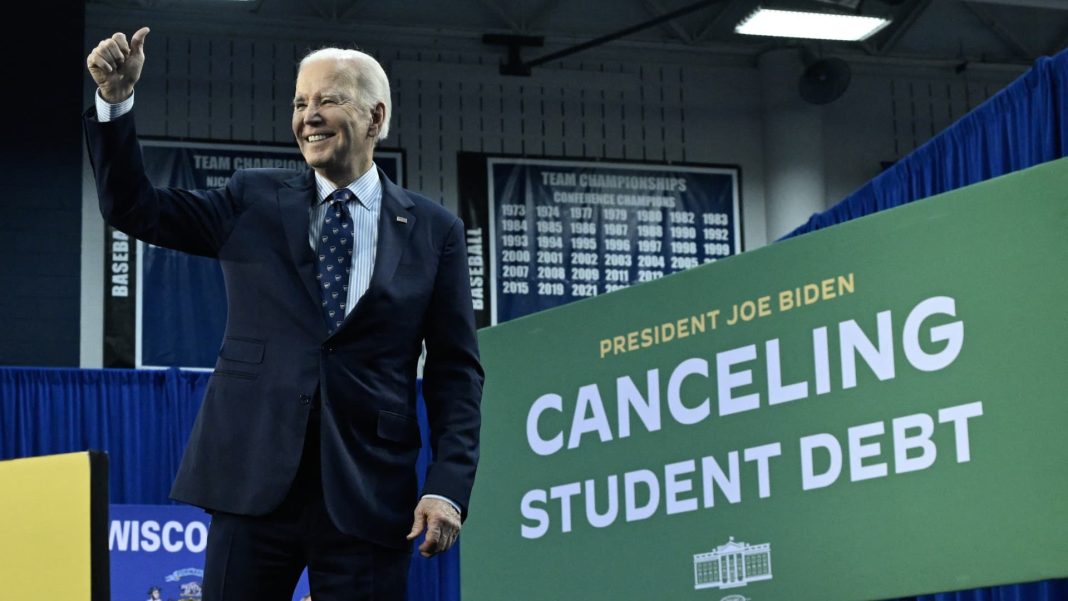 El último plan de deuda estudiantil de Biden crearía un camino de condonación para los prestatarios que enfrentan la ruina financiera 
