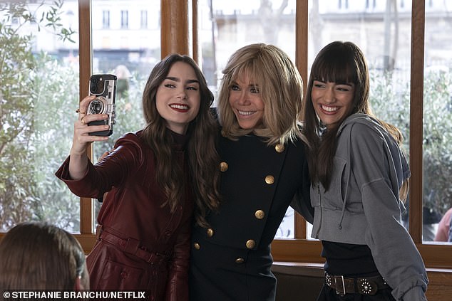 Lily Collins como Emily posa con Brigitte Macron y Thalia Besson como Genevieve en el exitoso programa de Netflix.