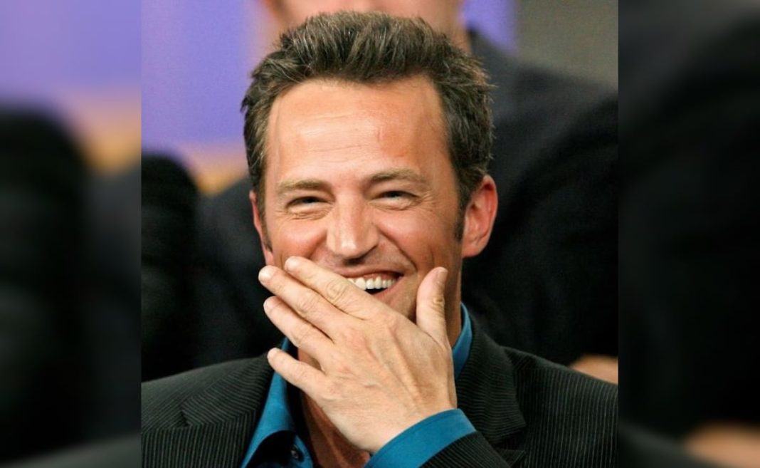 En <i>Amigos</i> Aniversario de la muerte de la estrella Matthew Perry, el padre del difunto actor revela su 