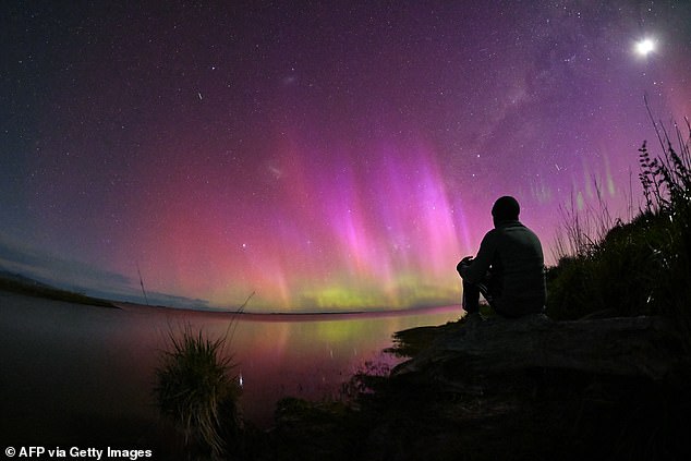 Los observadores de estrellas australianos pronto podrán disfrutar de una impresionante exhibición de aurora australis (en la foto), o luces del sur, los jueves, viernes y sábados por la noche.