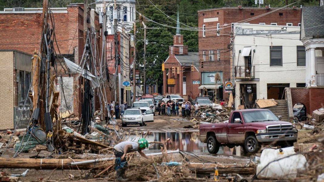 'Esta es nuestra casa y no nos iremos': esta comunidad está decidida a reconstruir su única tienda de bicicletas después del huracán Helene
