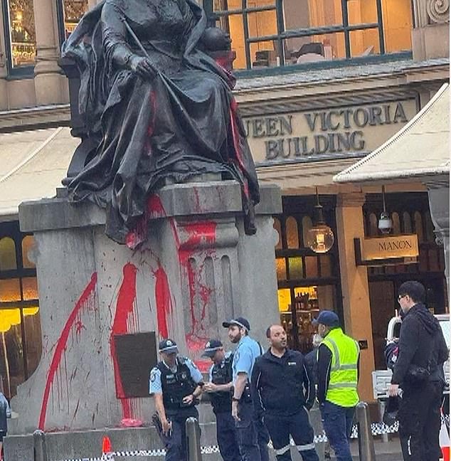 La icónica estatua de la reina Victoria, ubicada afuera del edificio Queen Victoria en el distrito financiero central de Sydney, ha sido desfigurada con pintura roja mientras el rey Carlos recorre Australia.