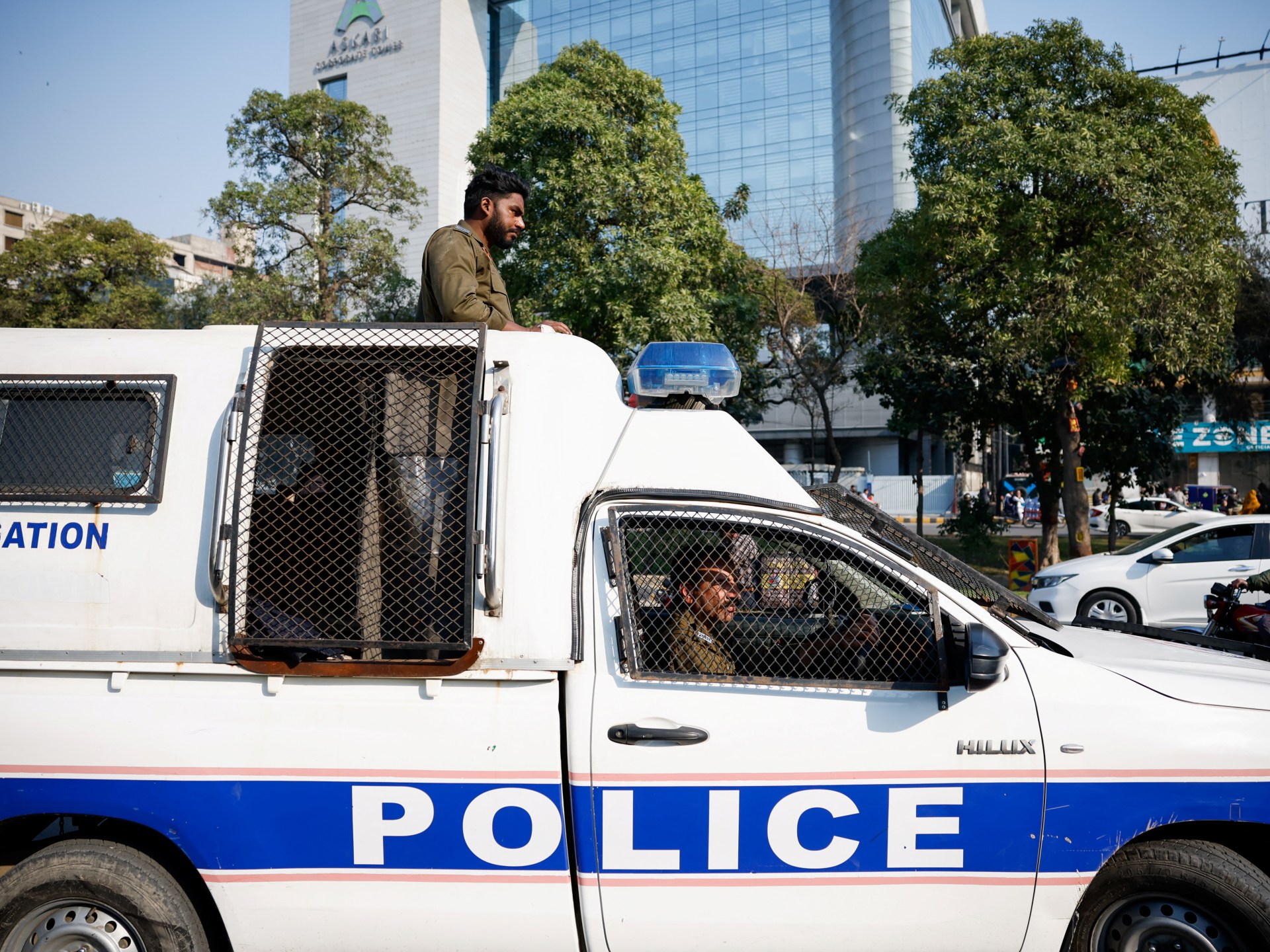 Estudiantes en Pakistán continúan protestas contra la presunta violación en el campus de Lahore
