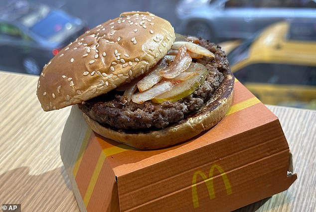 Como un brote mortal de E coli se ha relacionado con los Quarter Pounders de McDonald's (en la foto), los expertos en seguridad alimentaria revelaron las señales de alerta de sus restaurantes de comida rápida.