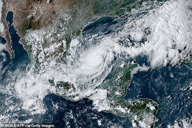 Florida se prepara para la mayor evacuación en años en medio de temores de la mayor marejada ciclónica en un siglo mientras el estado continúa limpiando después del huracán Helene
