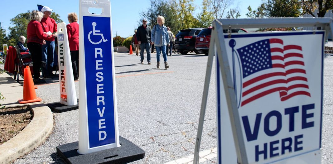 Florida y Carolina del Norte están facilitando el voto después de los huracanes, pero persisten algunos riesgos
