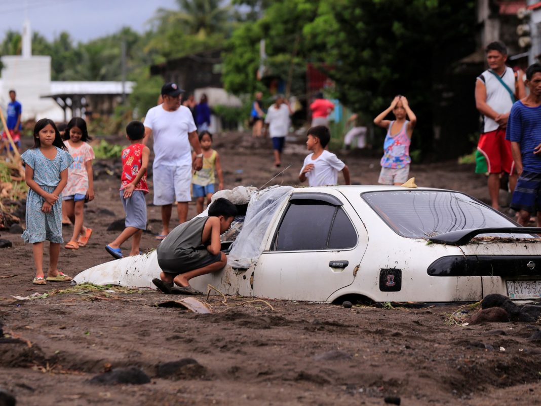 Fotos: Miles de personas evacuadas mientras la tormenta tropical azota Filipinas
