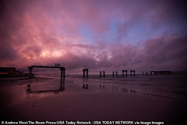 Los residentes de Florida han compartido fotos y videos de inusuales cielos de color púrpura brillante sobre el estado a medida que se acerca el huracán Milton.