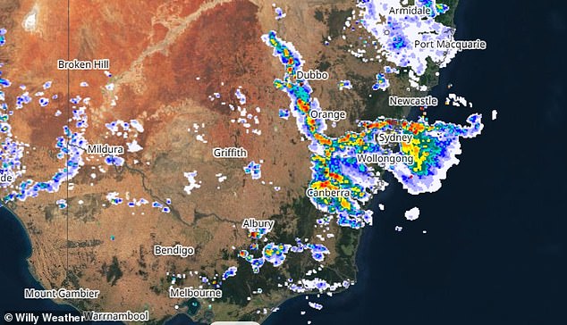 Las tormentas han azotado Sydney y las principales regiones circundantes mientras las fuertes lluvias azotaban la ciudad.