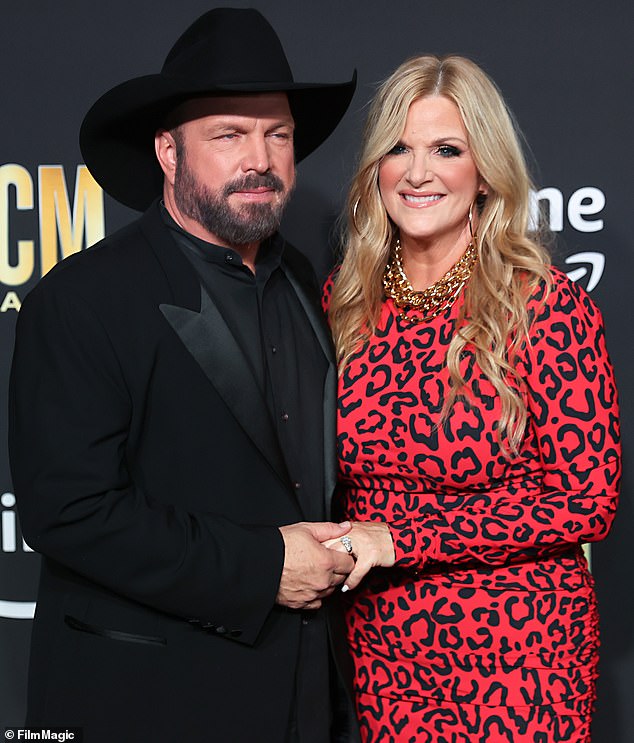 Garth Brooks, de 62 años, ha sido demandado por un maquillador que trabajó para su esposa durante casi dos décadas, Trisha Yearwood, de 60 años; Brooks y Yearwood aparecen en la foto en 2023