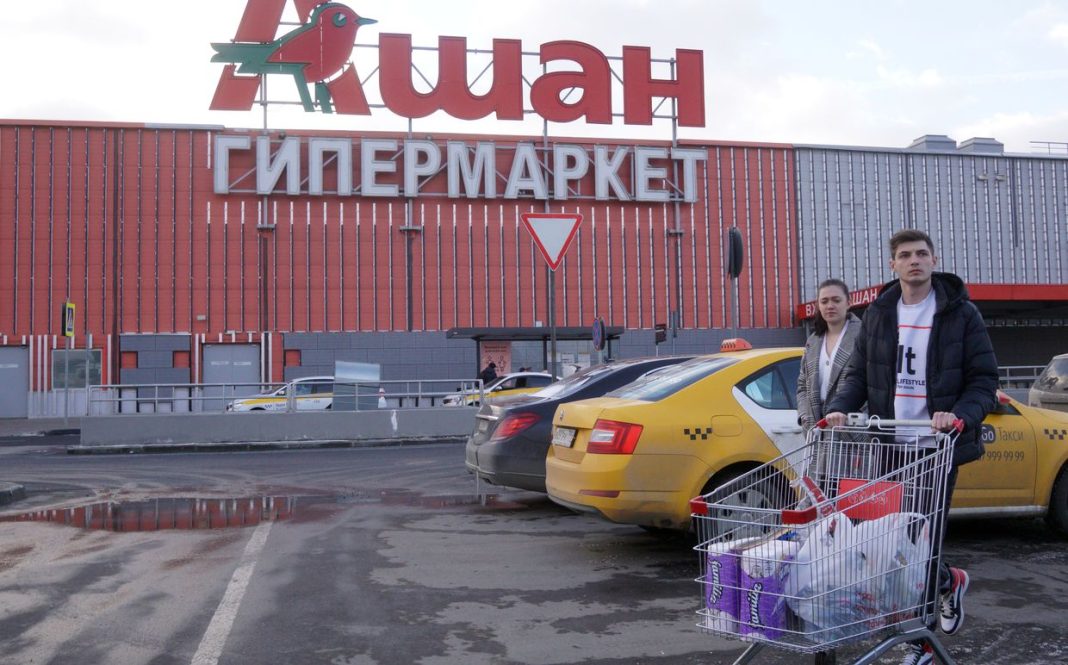 Gazprombank, sancionado por Estados Unidos, puede comprar cadenas Auchan en Rusia
