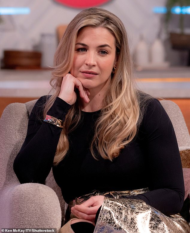 Gemma Atkinson, de 39 años (en la foto), ha sido criticada por un experto en crianza después de publicar que pellizcó a su hijo pequeño de un año cuando él se lo hizo a su hermana de cuatro años.