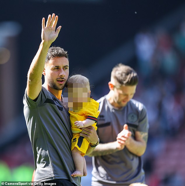 George Baldock, de Sheffield United, se despide de los fans antes del partido de la Premier League entre Sheffield United y Tottenham Hotspur en Bramall Lane