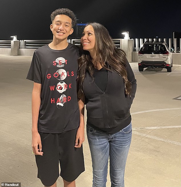 Megan García aparece en la foto con su hijo Sewell Setzer III, quien se suicidó en febrero después de pasar meses hablando con un chatbot Character.AI del que se enamoró.