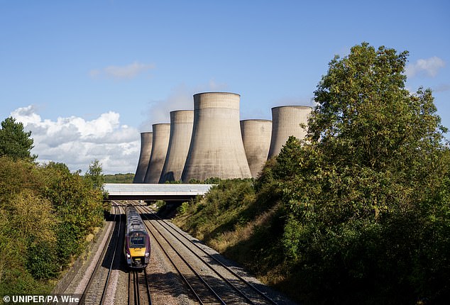 La última central eléctrica de carbón que queda, en Ratcliffe-on-Soar, cerca de Nottingham, apagó sus generadores por última vez a medianoche.