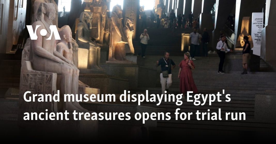 Gran museo que muestra los tesoros antiguos de Egipto abre para prueba
