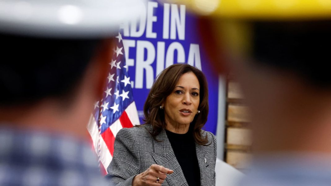 Harris se centra en el plan de fabricación en Michigan mientras Trump lidera la economía
