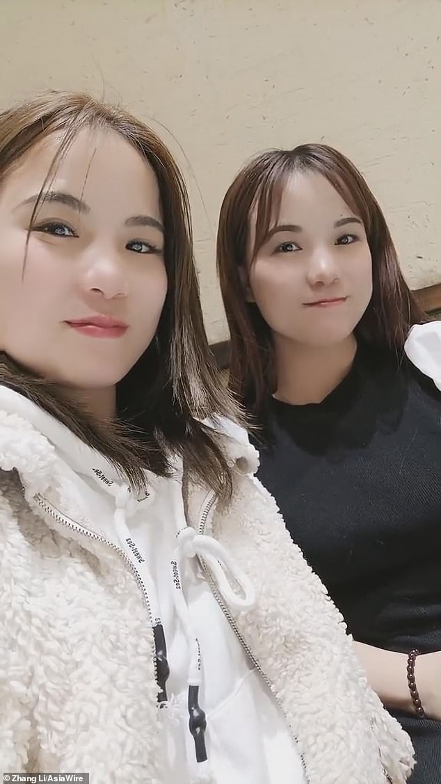 Zhang Li (izquierda) y Cheng Keke (derecha), de Henan, China, se conocieron en las redes sociales en 2021 después de notar lo similares que se veían ambos.