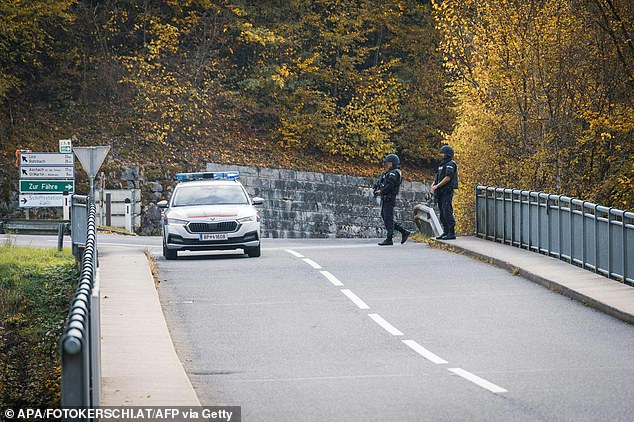 Agentes de policía patrullan en Rohrbach, Alta Austria, el 28 de octubre de 2024, después de que al menos dos hombres fueran asesinados a tiros en la región de Muehlviertel por la mañana.